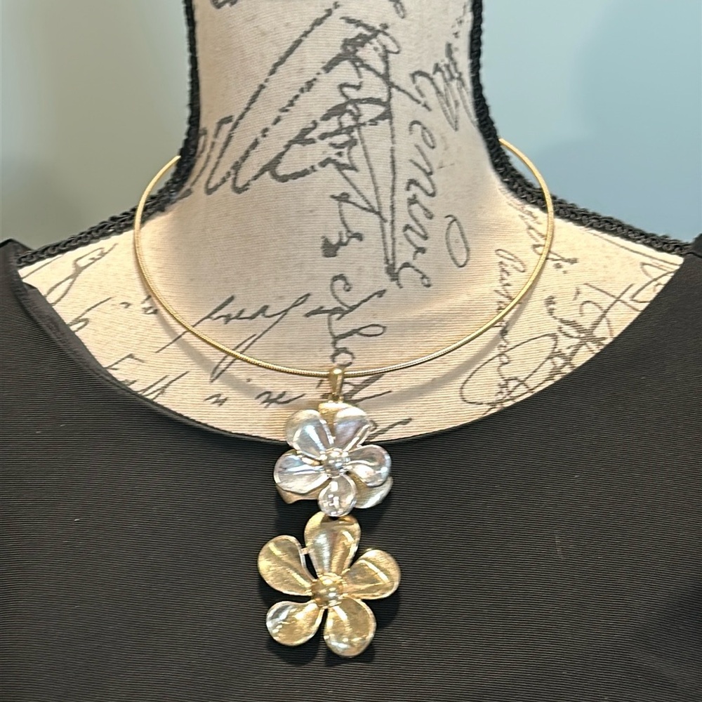 Gold Tone Wire Flower Necklace